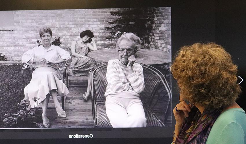 黛布拉正在解释一张她、她母亲和祖母的照片.